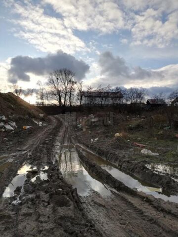 Mașini de mare tonaj cară, ilegal, deșeuri în locul fostei balastiere din sat