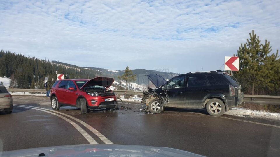 Autoturismul Land Rover a fost scăpat de sub control într-o curbă deosebit de periculoasă la dreapta