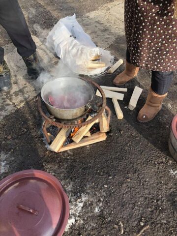 „Pomana porcului” pentru 75 de „bunici” de la Căminul pentru Persoane Vârstnice Solca