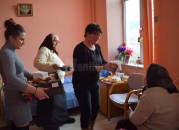 „Pomana porcului” pentru 75 de „bunici” de la Căminul pentru Persoane Vârstnice Solca