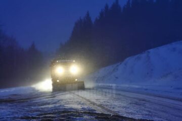 Viscol și ninsori abundente în jumătatea de nord a județului. Zăpada a creat probleme pe DN 2 și DN 17A