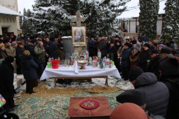 Oamenii s-au adunat in jurul altarului de sfintire a apei