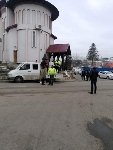 Cruci de gheață confecționate la mai multe biserici din județ, de Bobotează