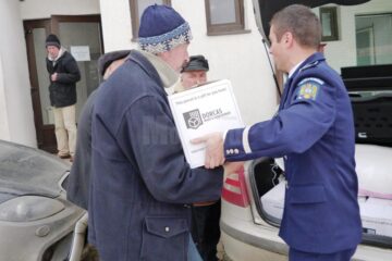 Acțiuni desfășurate de polițiști pentru ajutarea persoanelor fără adăpost, în condițiile temperaturilor scăzute