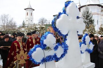 Altar din cruci de gheata la slujba de sfintire a apei la Bosanci