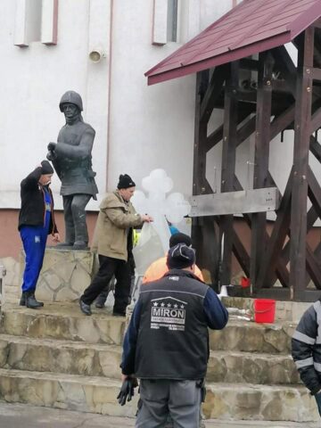 Cruci de gheață confecționate la mai multe biserici din județ, de Bobotează