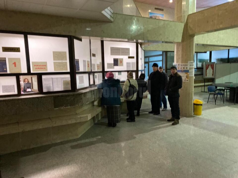 Cei mai constiinciosi suceveni au venit de luni dimineata să plătească taxele și impozitele