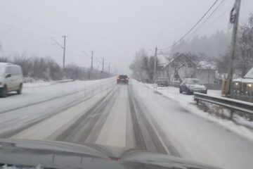Circulația s-a desfășurat în condiții de iarnă pe mai multe drumuri din județ