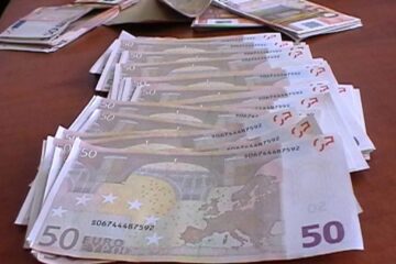 Un bărbat din Suceava a reclamat la poliție că soția lui și amantul acesteia i-au furat din casă 1.850 de euro Un bărbat din Suceava a reclamat la poliție că soția lui și amantul acesteia i-au furat din casă 1.850 de euro