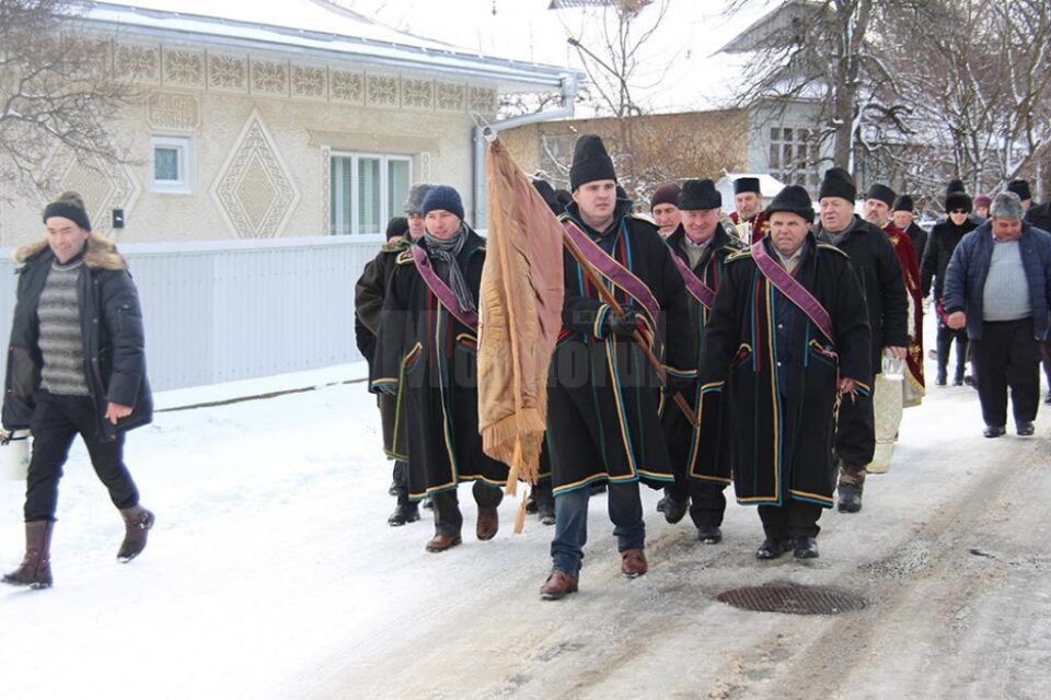 Procesiune cu preoți și pompieri, de sfințire a sediilor instituțiilor din comună