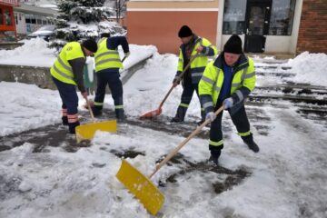 Echipă de combatere manuală a poleiului și deszăpezire pentru trotuare și trecerile de pietoni
