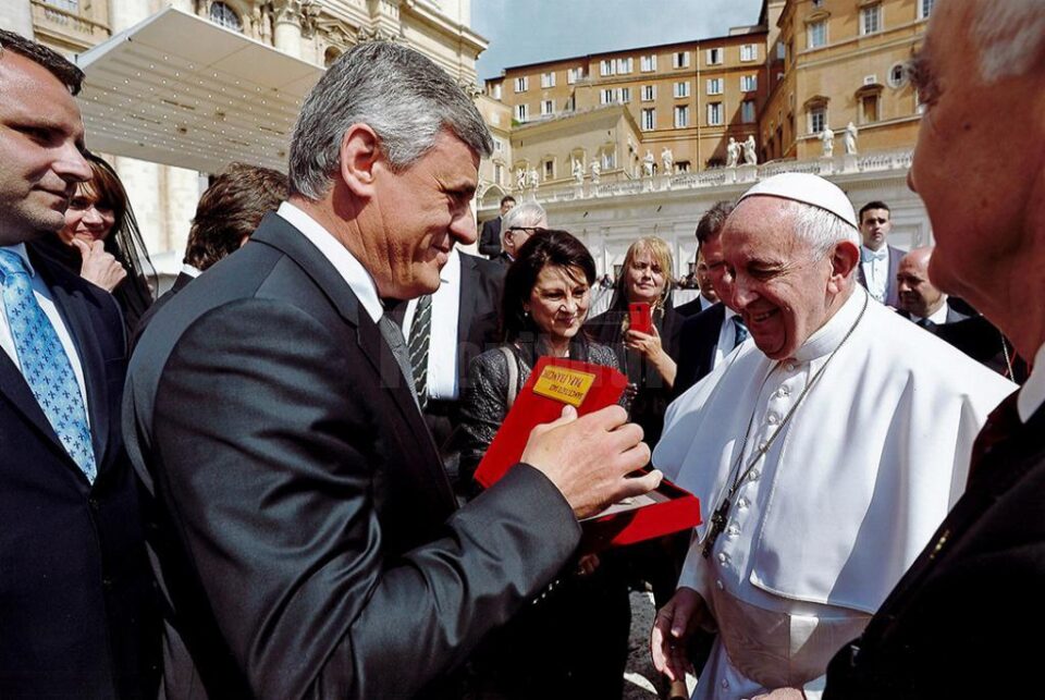 Primarul Ioan Pavăl a înmânat distincția din partea Primăriei Dumbrăveni Papei Francisc