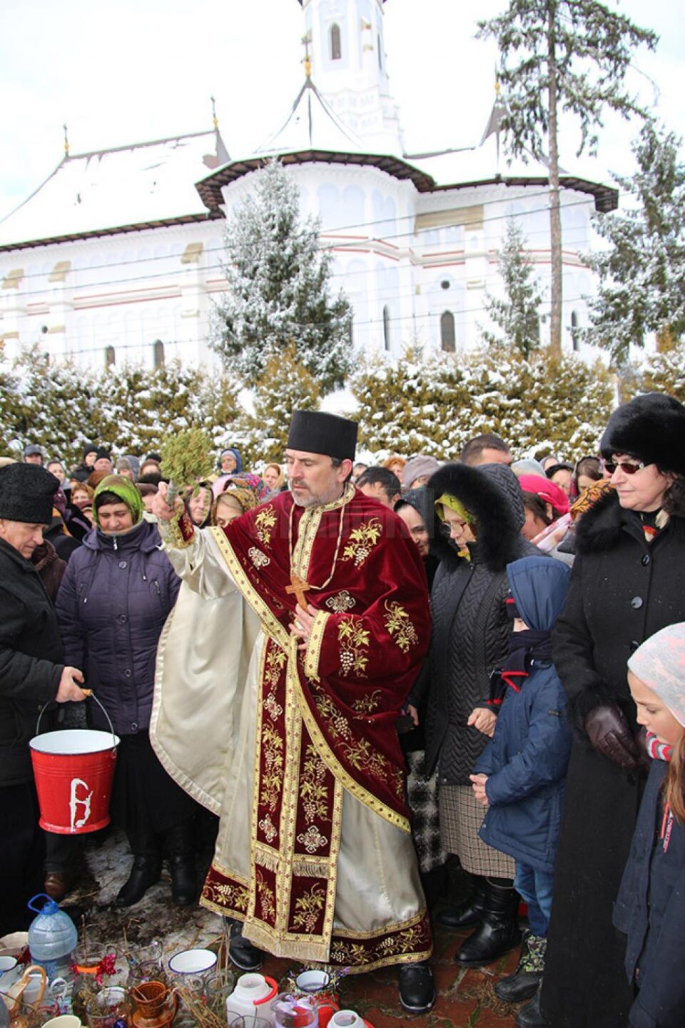 Preoții, pompierii voluntari și credincioși din Bosanci, în procesiune de sfințire prin comună în ziua Botezului Domnului