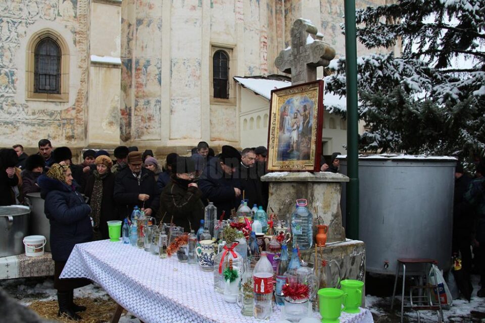 Sute de credincioși au luat Agheasma Mare la Mănăstirea ”Sf. Ioan cel Nou de la Suceava”