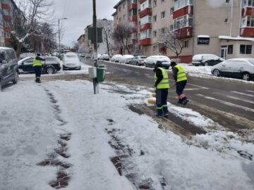 Peste 200 de tone de sare și zeci de utilaje folosite pentru deszăpezirea străzilor Sucevei, de Bobotează