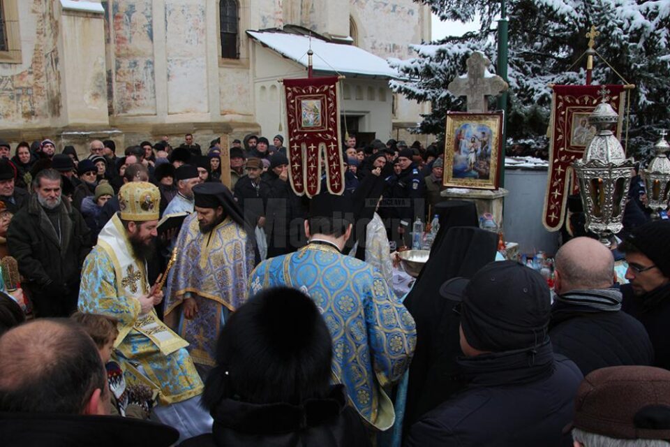 Episcopul Vicar Damaschin Dorneanul, la sfințirea apei în curtea Mănăstirii "Sf. Ioan cel Nou" de la Suceava Episcopul Vicar Damaschin Dorneanul, la sfințirea apei în curtea Mănăstirii "Sf. Ioan cel Nou" de la Suceava