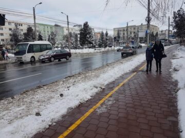 Peste 200 de tone de sare și zeci de utilaje folosite pentru deszăpezirea străzilor Sucevei, de Bobotează