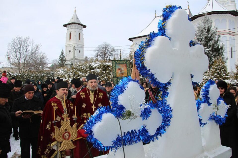 Preoții, pompierii voluntari și credincioși din Bosanci, în procesiune de sfințire prin comună în ziua Botezului Domnului