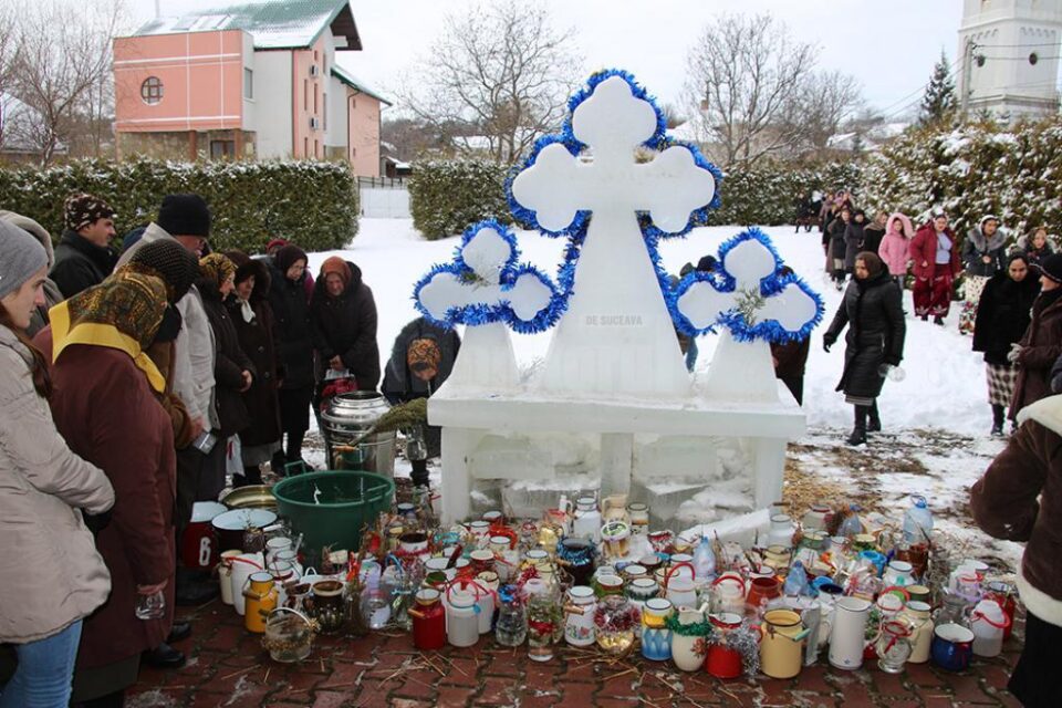 Preoții, pompierii voluntari și credincioși din Bosanci, în procesiune de sfințire prin comună în ziua Botezului Domnului