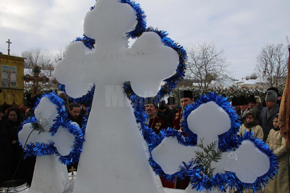 Preoții, pompierii voluntari și credincioși din Bosanci, în procesiune de sfințire prin comună în ziua Botezului Domnului