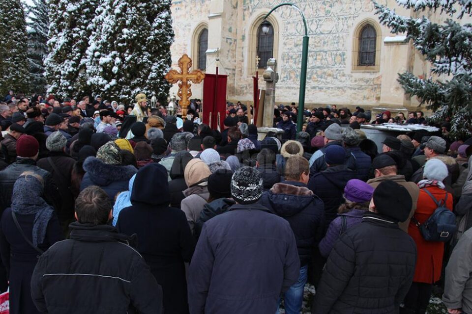 Sute de credincioși au luat Agheasma Mare la Mănăstirea ”Sf. Ioan cel Nou de la Suceava”