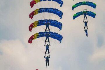 Aeroclubul Suceava organizează cursuri gratuite de parașutism ți planorism pentru tinerii cu vârste între 16 și 23 de ani