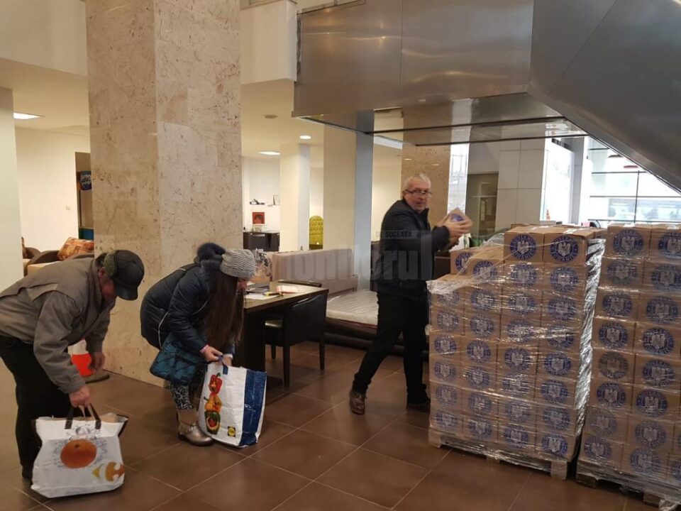 Distribuirea ajutoarelor de la UE în incinta Orizont Plaza Burdujeni