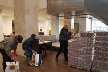 Distribuirea ajutoarelor de la UE în incinta Orizont Plaza Burdujeni