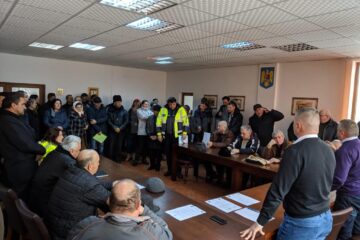 Spirite încinse, ieri, la Primăria Vadu Moldovei