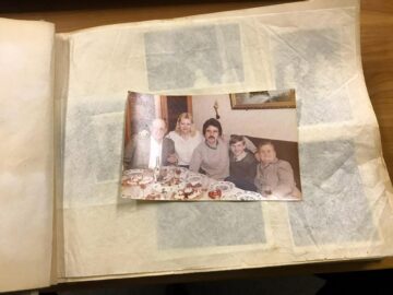 Proprietarul unui album cu fotografii, căutat de o persoană din Ungaria care a intrat în posesia pozelor