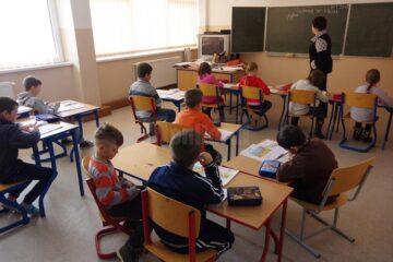 Elevii și preșcolarii se întorc la cursuri de luni, 13 ianuarie