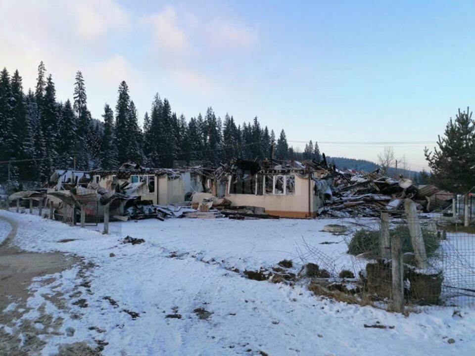 Căminul cultural în care se aflau școala și grădinița din Dornișoara