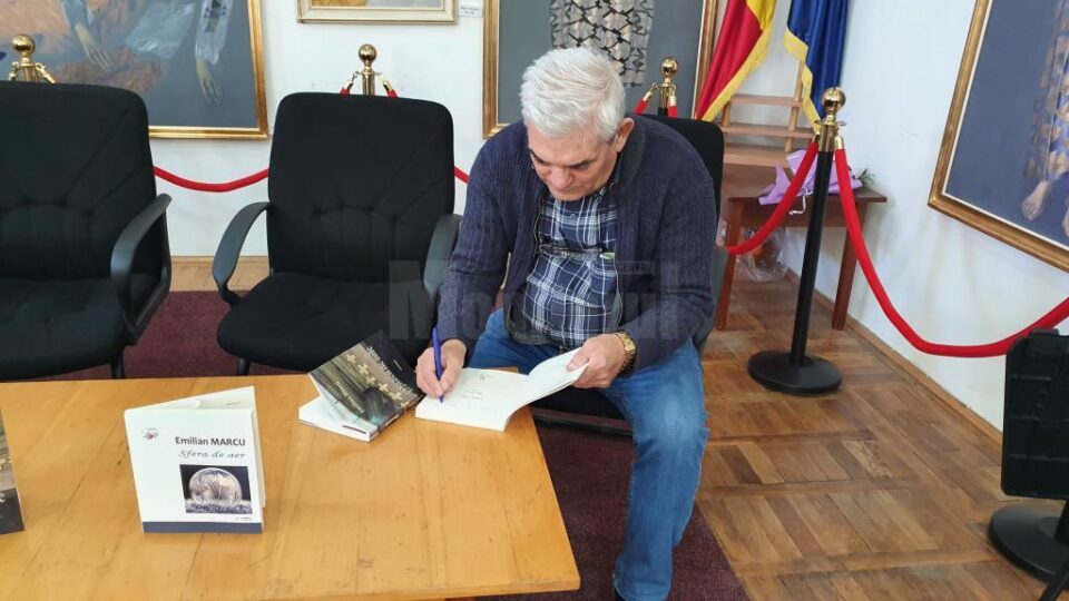 Emilian Marcu, proaspăt laureat al Academiei Române, cu premiul „Ion Creangă” pentru proză, și-a lansat două cărți la Suceava