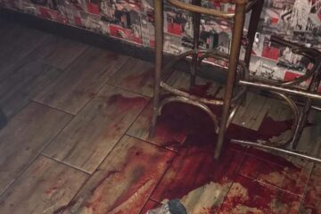 Martorii l-au adus pe agentul de pază în interiorul barului, unde acesta a sângerat abundent