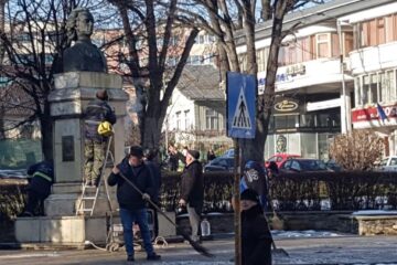 Operațiunea de „cosmetizare” a statuii lui Eminescu și a terenului din jurul acesteia, efectuată de Primăria Suceava