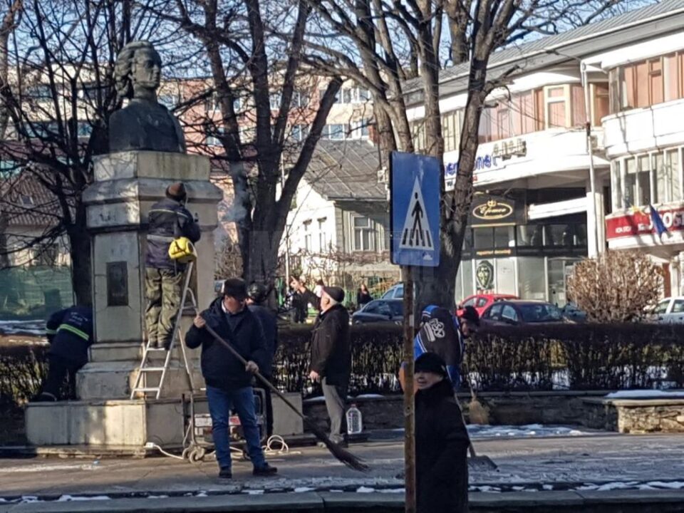 Operațiunea de „cosmetizare” a statuii lui Eminescu și a terenului din jurul acesteia, efectuată de Primăria Suceava