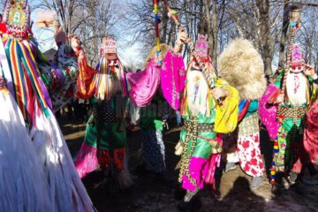 Renumitele măști din Ruginoasa, pe scena festivalului de la Drăgușeni