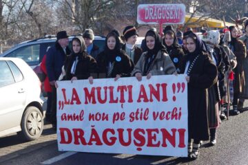 Alaiul obiceiurilor de Anul Nou pe vechi a fost deschis de gazdele evenimentului din Drăgușeni