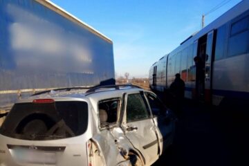 Autoturism Ford lovit de tren langa Radauti