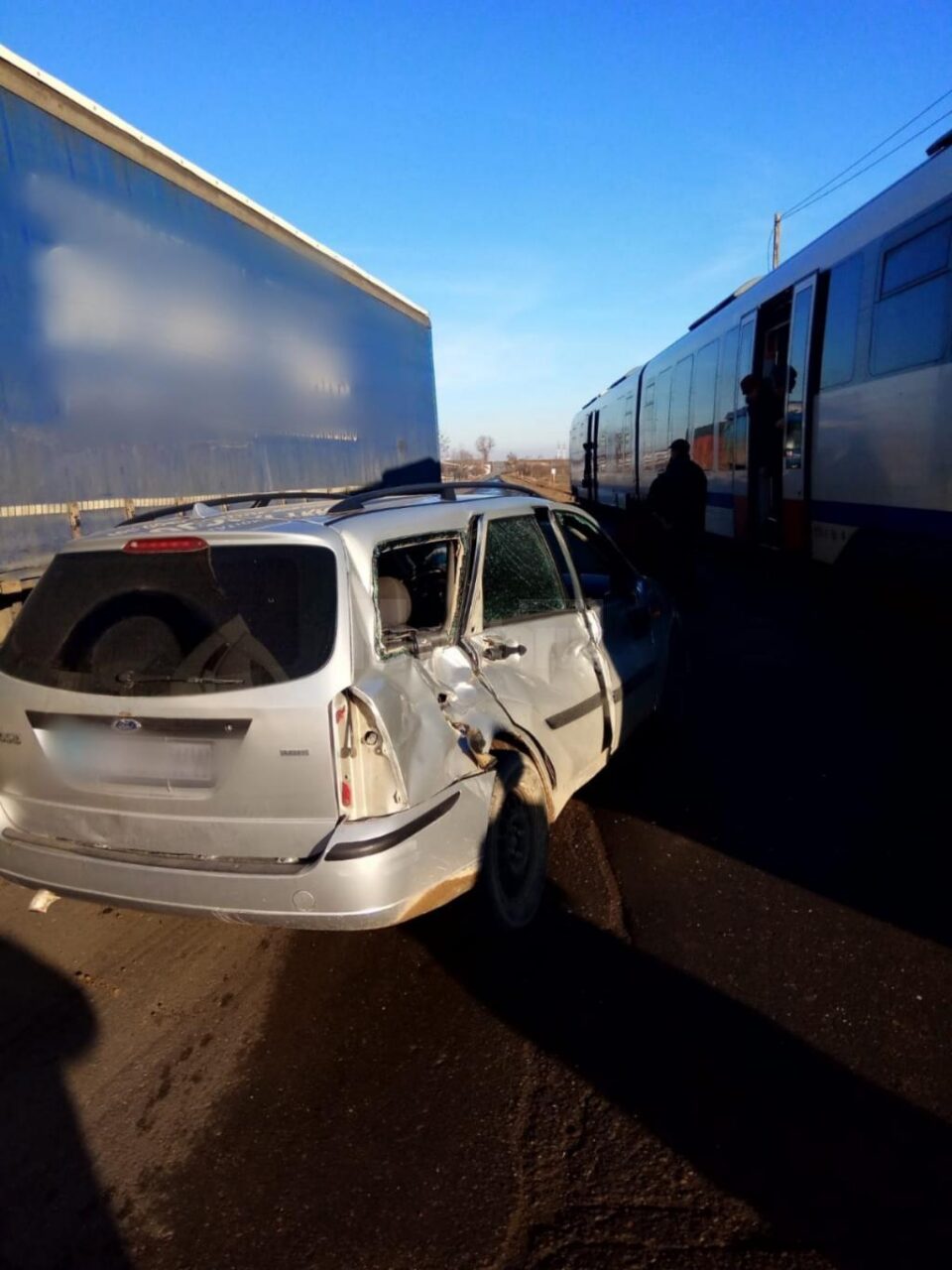 Autoturism Ford lovit de tren langa Radauti