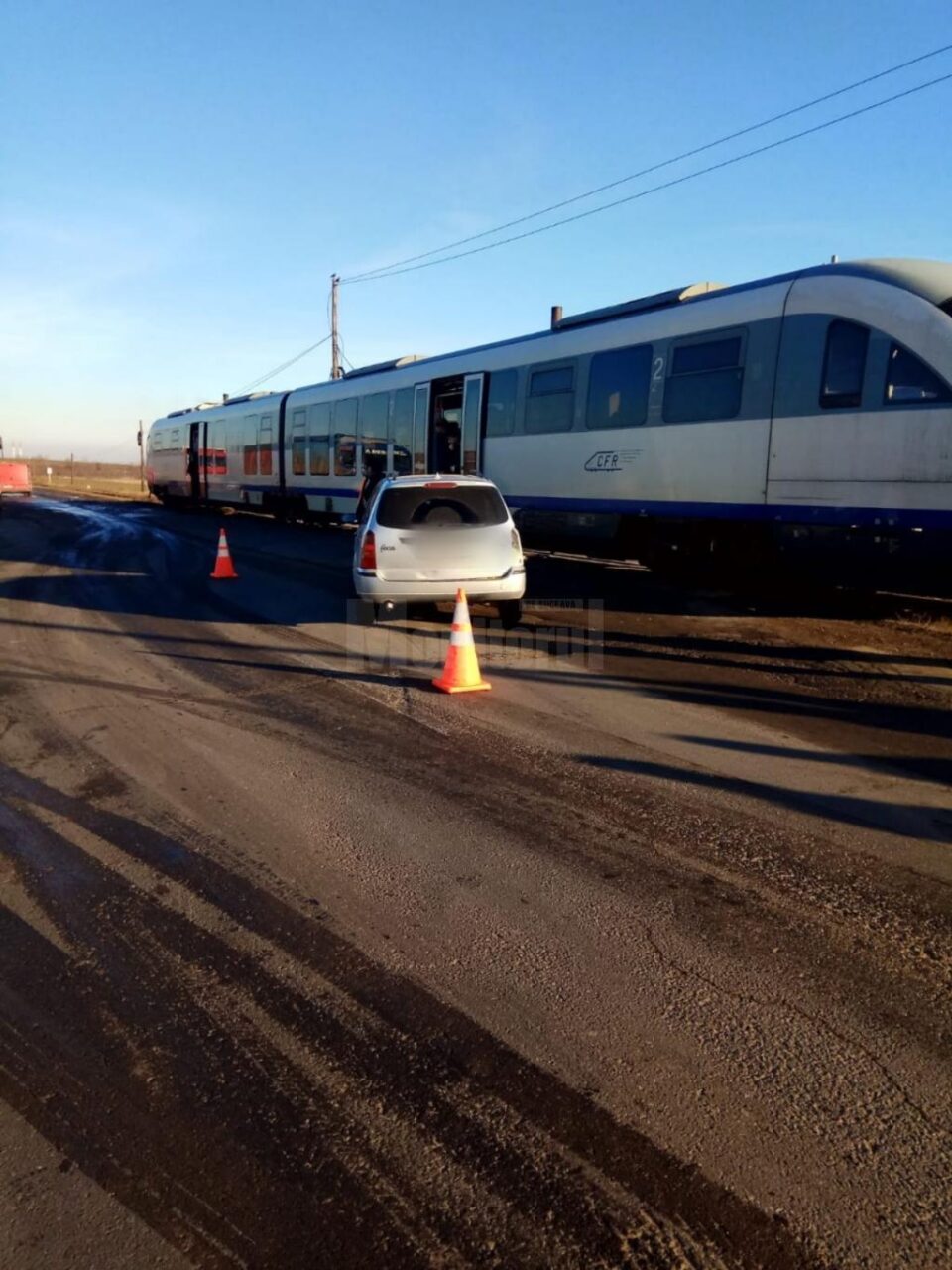 Impact intre un autoturism si tren, intre Dornesti si Radauti