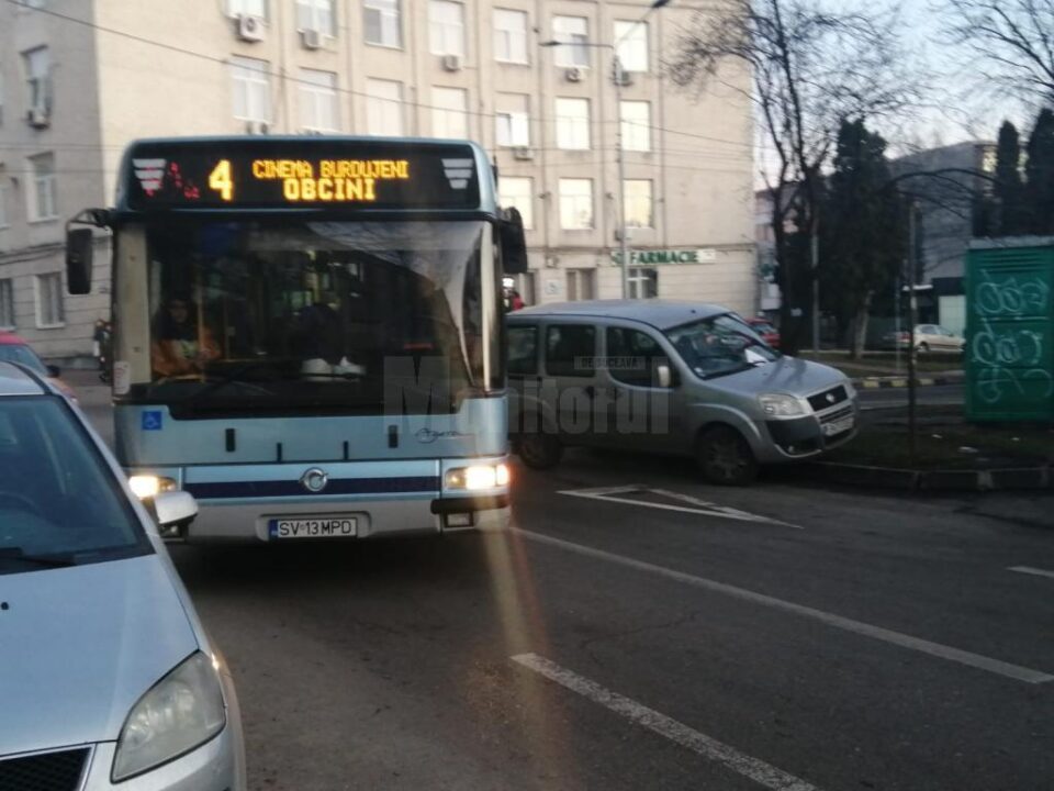 Mașina parcată în curba de la Policlinică a fost împinsă din drum de călătorii unui autobuz TPL, blocați de mai bine de o oră