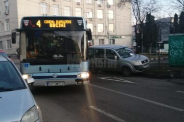 Mașina parcată în curba de la Policlinică a fost împinsă din drum de călătorii unui autobuz TPL, blocați de mai bine de o oră