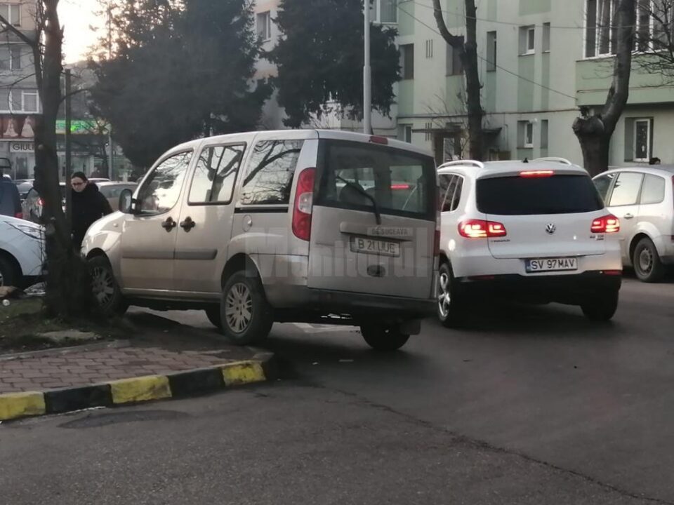 Traficul rutier, paralizat pe mai multe străzi din Suceava, din cauza unei autoutilitare parcate pe o bandă, în curbă, la Policlinică