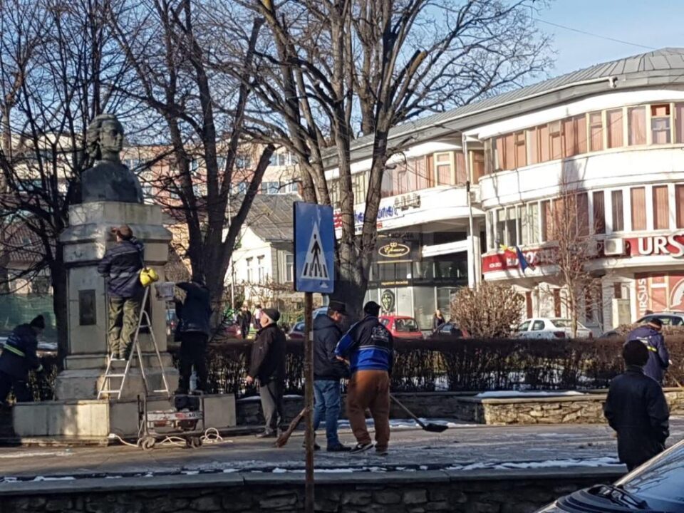 Operațiunea de „cosmetizare” a statuii lui Eminescu și a terenului din jurul acesteia, efectuată de Primăria Suceava
