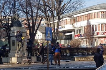 Operațiunea de „cosmetizare” a statuii lui Eminescu și a terenului din jurul acesteia, efectuată de Primăria Suceava