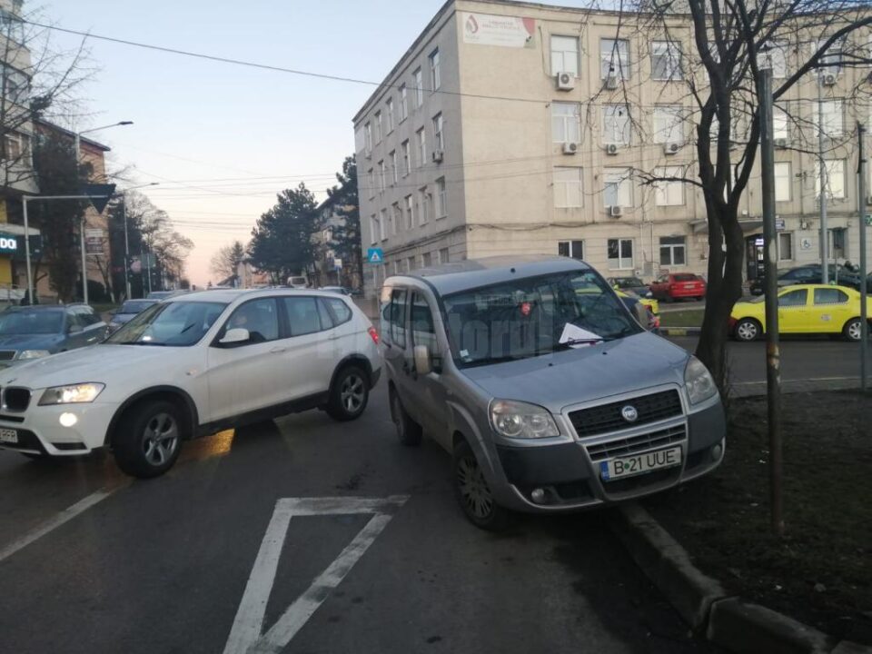 Traficul rutier, paralizat pe mai multe străzi din Suceava, din cauza unei autoutilitare parcate pe o bandă, în curbă, la Policlinică