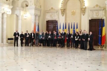 Onoarea de a primi această decorație i-a aparținut lui Emil Ursu, directorul Muzeului Bucovinei