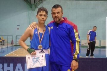 Antrenorul Andu Vornicu alături de Laurențiu Ungureanu, unul dintre pugiliștii de viitor de la CSM Suceava
