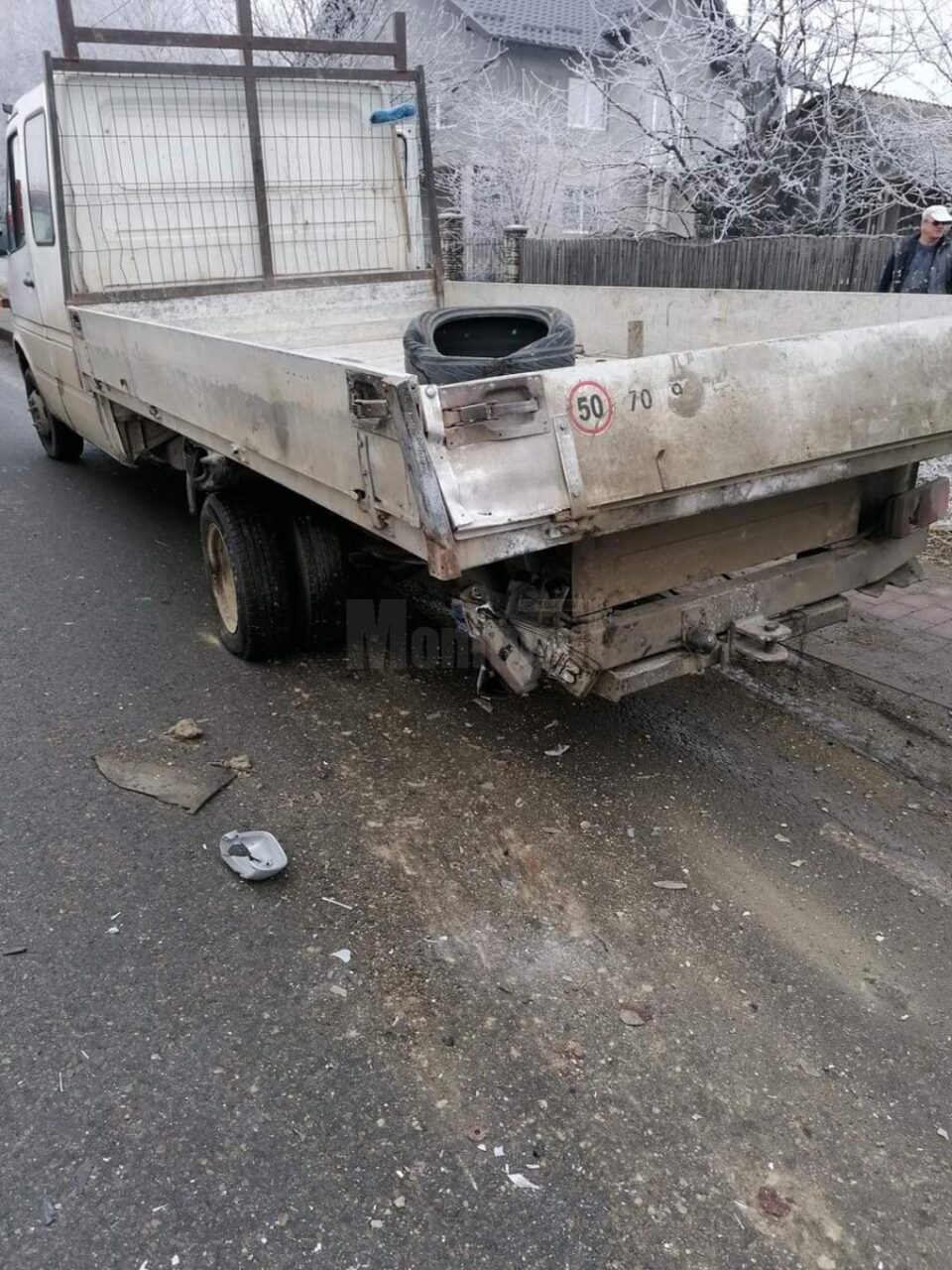Autoutilitara a fost lovita din spate de autoturismul VW